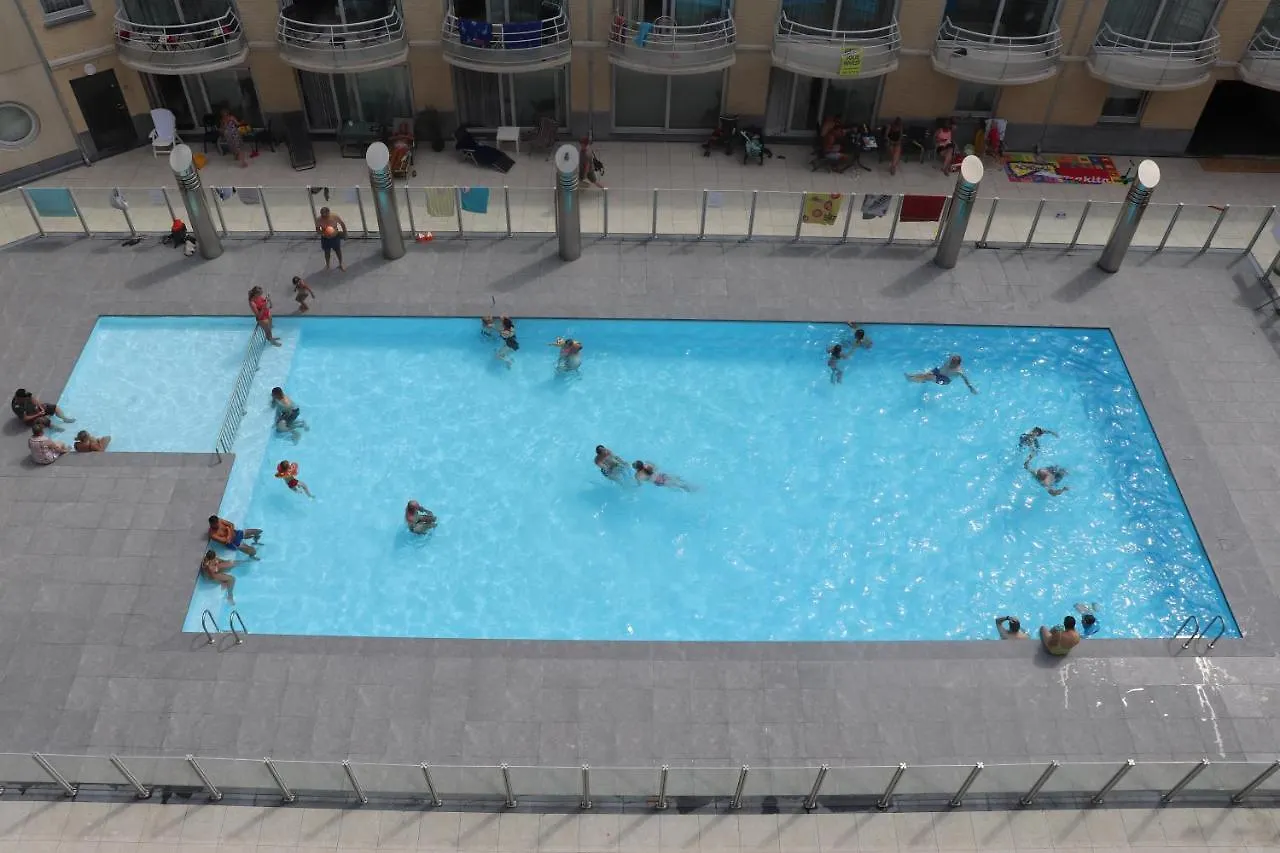 Apartment Appartement met zeezicht en verwarmd zwembad Ostende