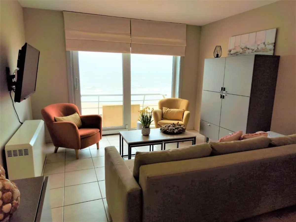 Apartment Appartement met zeezicht en verwarmd zwembad Ostende